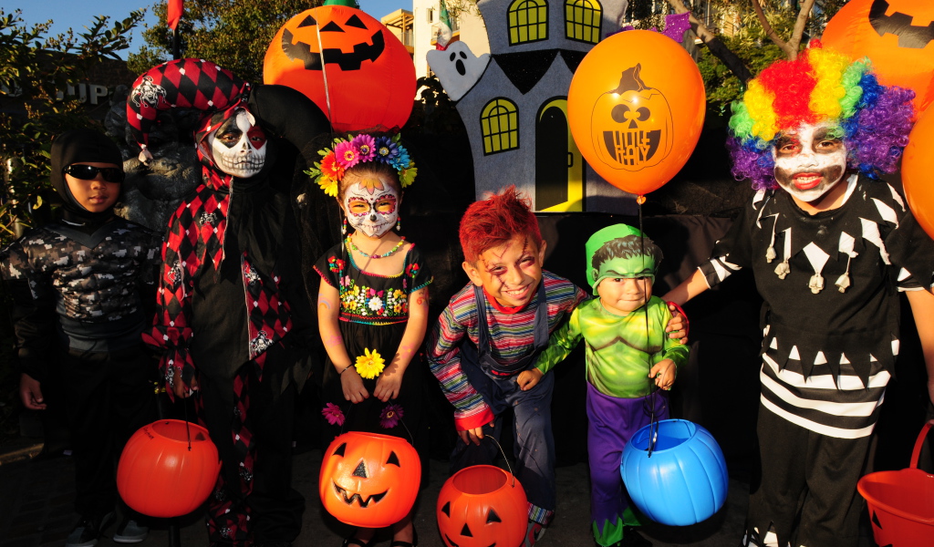 Маленькие дети в костюмах на праздник Хэллоуин