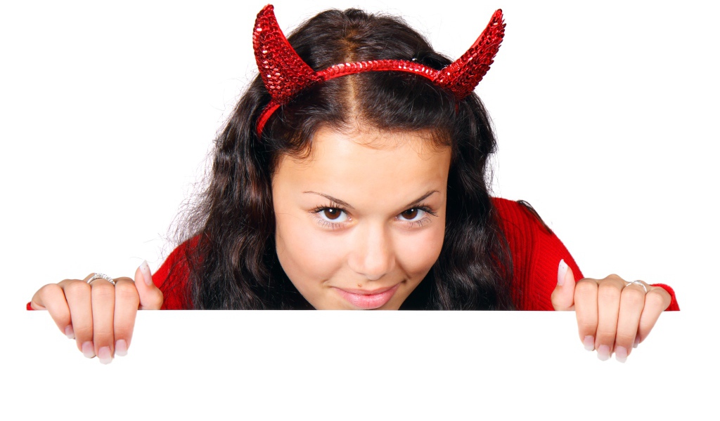 Жгучая чертовка на белом фоне на Хэллоуин