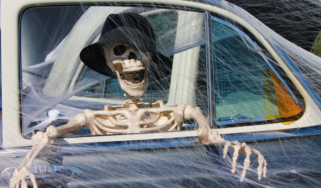 Скелет в машине с паутиной декор на праздник Хэллоуин