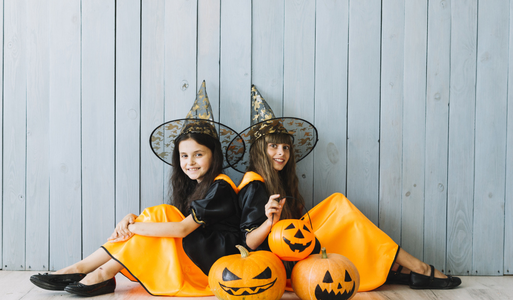 Две девочки в костюмах на Хэллоуин