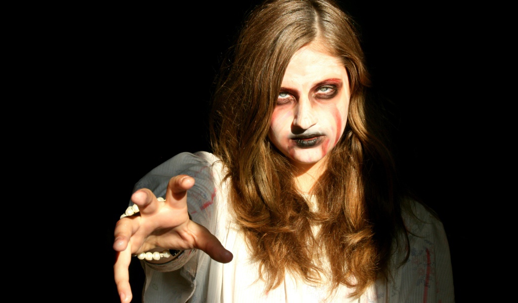 Девушка зомби на черном фоне в костюме на Хэллоуин