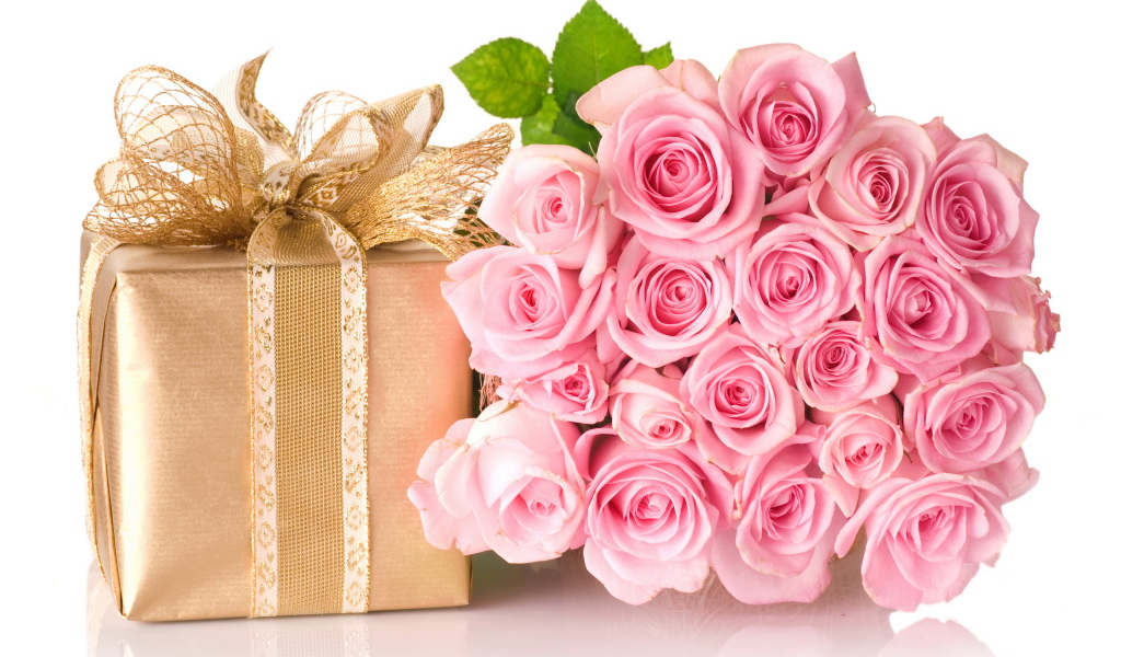 Большой букет розовых роз и подарок на 8  марта