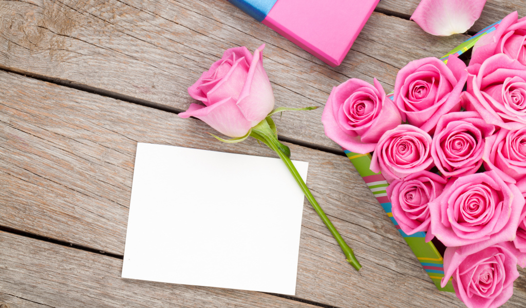 Букет розовых роз и лист бумаги фон для открытки на 8 марта
