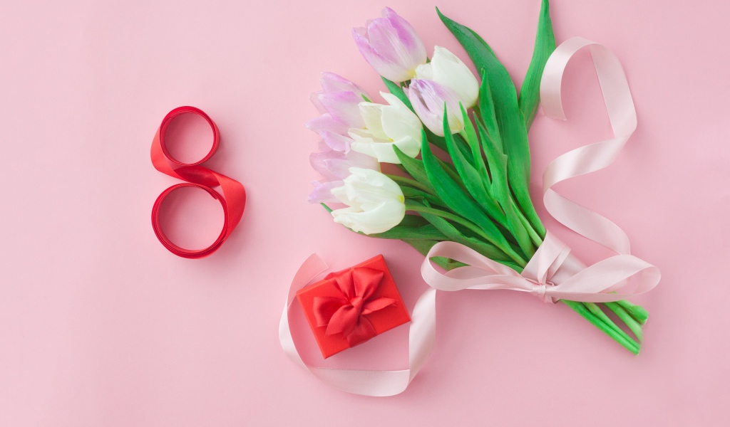 Букет розовых тюльпанов и подарок с лентами на международный женский день
