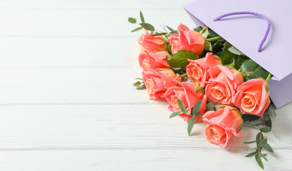 Букет роз в бумажном пакете на 8 марта