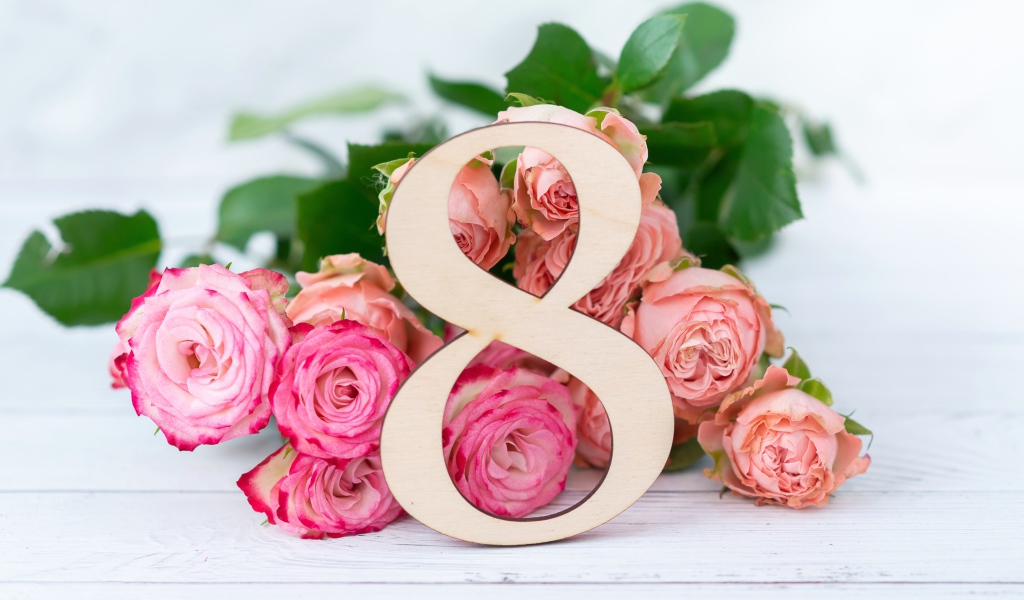 Букет роз на белом фоне на Международный женский день 8 марта