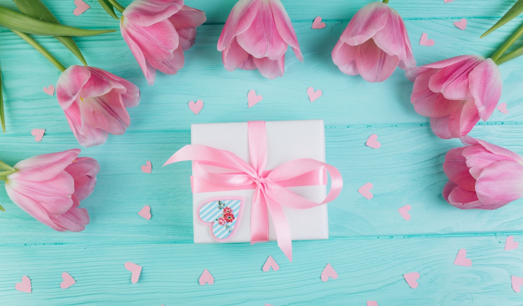 Розовые тюльпаны с подарком на голубом фоне на 8 марта