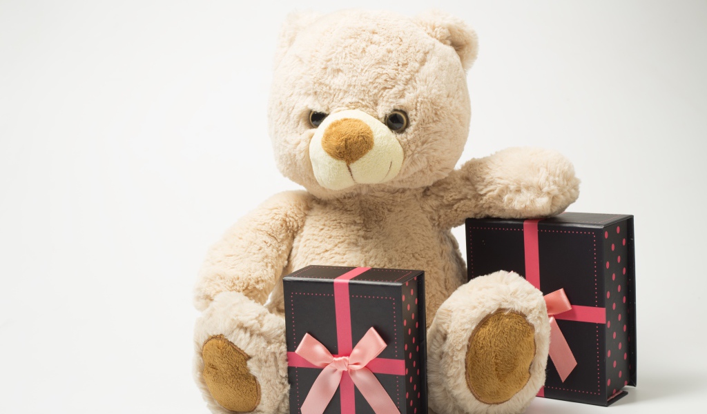 Плюшевый медведь и подарки на 8 марта для любимой
