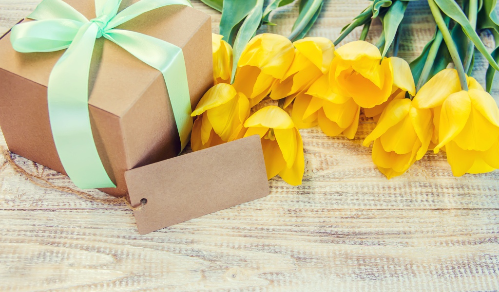 Желтые тюльпаны и подарок для любимой на 8 марта