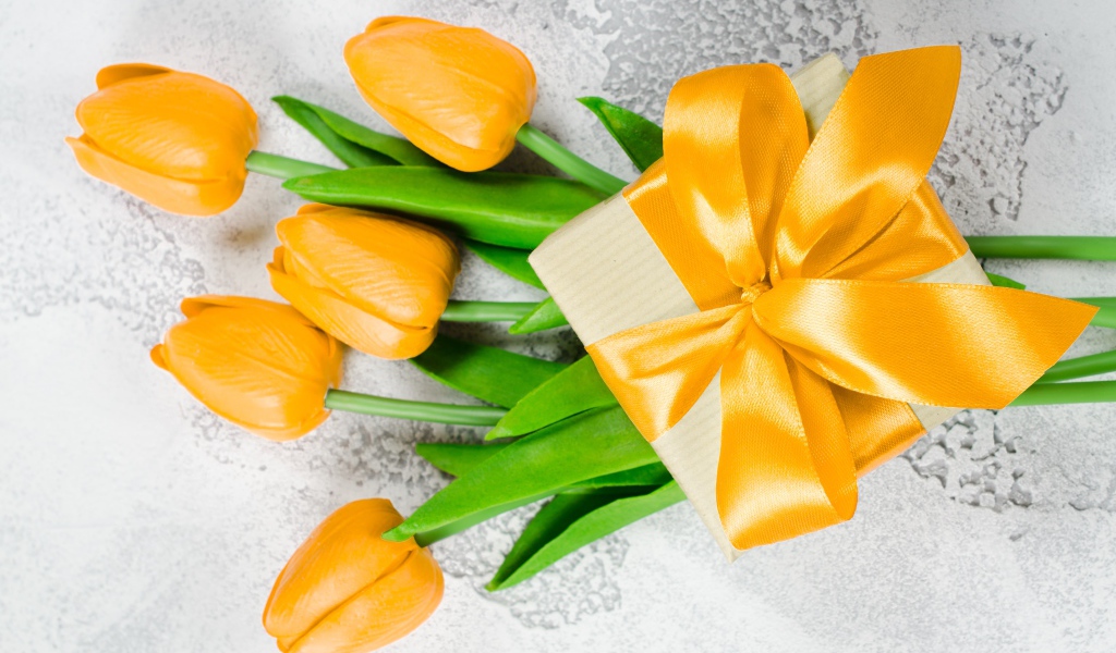 Желтые тюльпаны с подарком на 8 марта для девушки