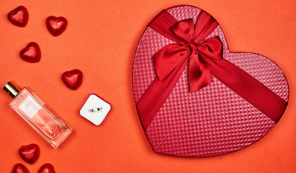 Подарок, духи и конфеты в форме сердца для любимой на 14 февраля