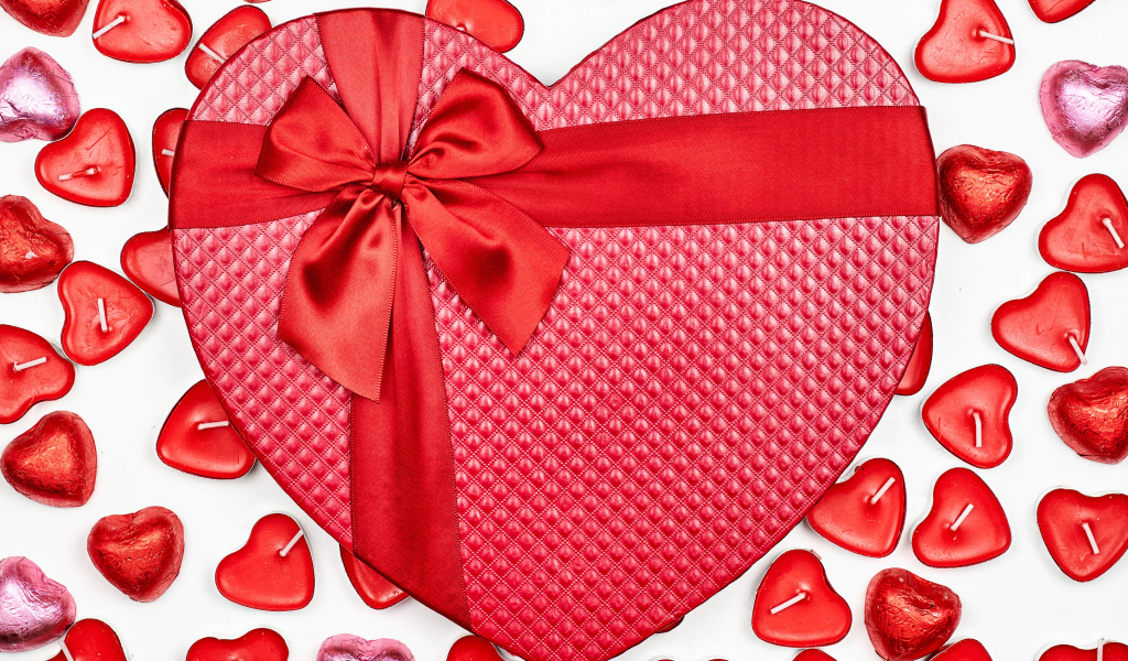Подарок в форме сердца и свечи подарок на День влюбленных