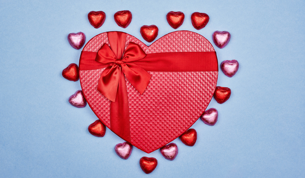 Красная коробка в форме сердца с конфетами для любимой