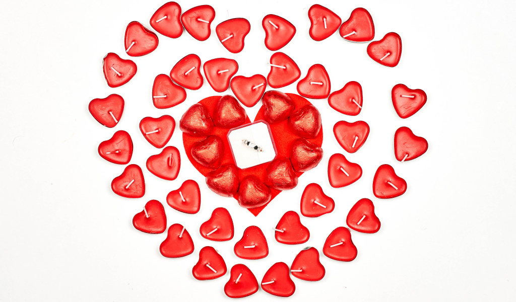 Кольцо для любимой и свечи на белом фоне подарок на День Святого Валентина