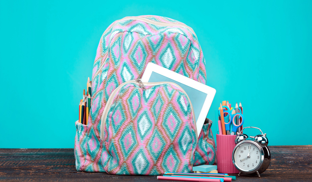 Рюкзак, будильник и канцелярские предметы для школы