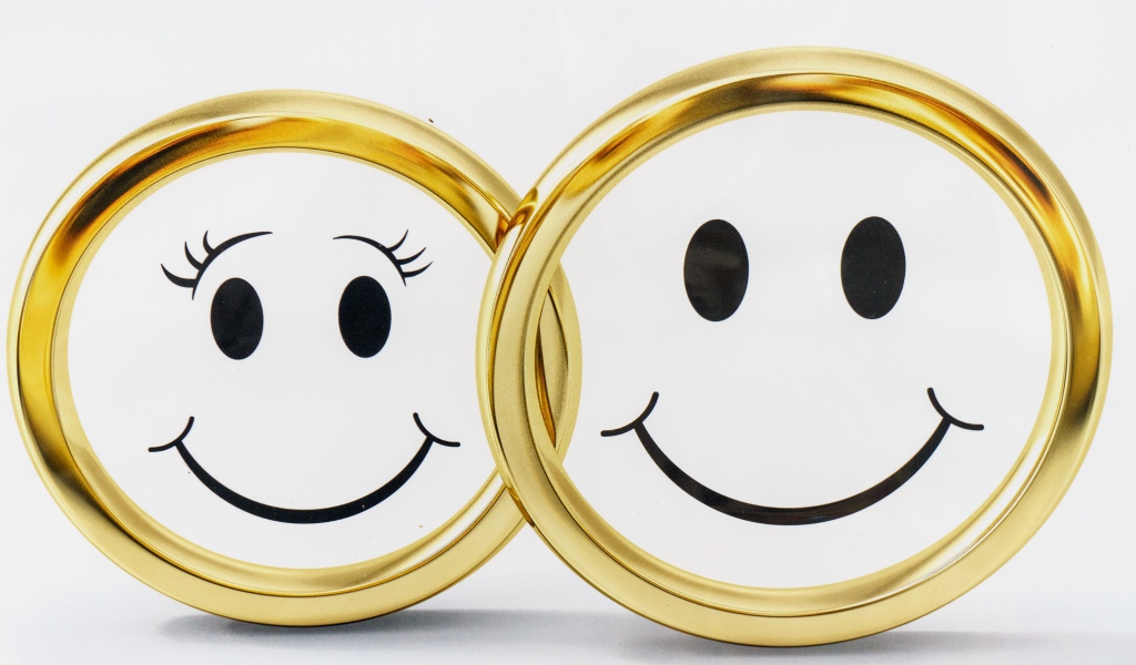 Золотые обручальные кольца на белом фоне