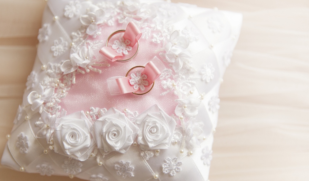 Подушка с обручальными кольцами 