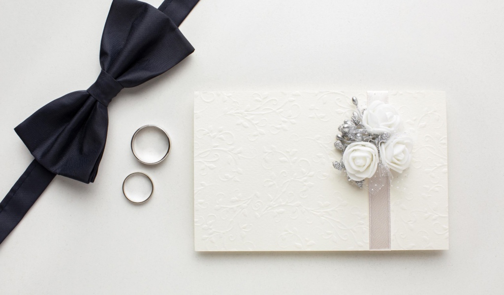 Приглашение на свадьбу, кольца и черная бабочка 