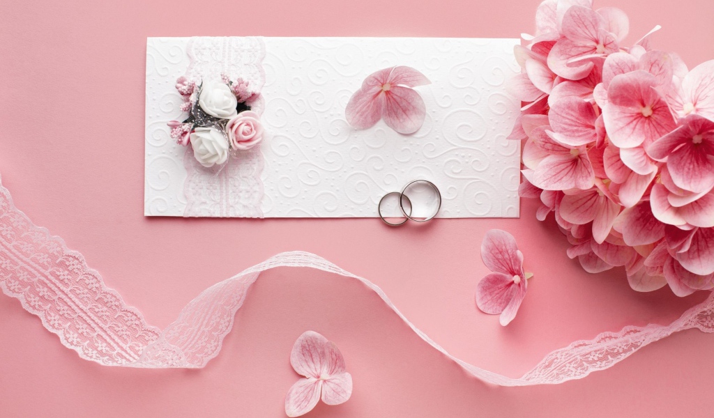 Белое приглашение на свадьбу с цветами на розовом фоне