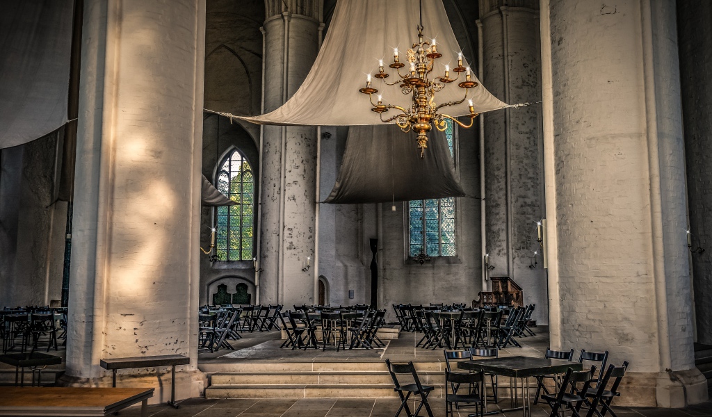 Черные столики в здании церкви