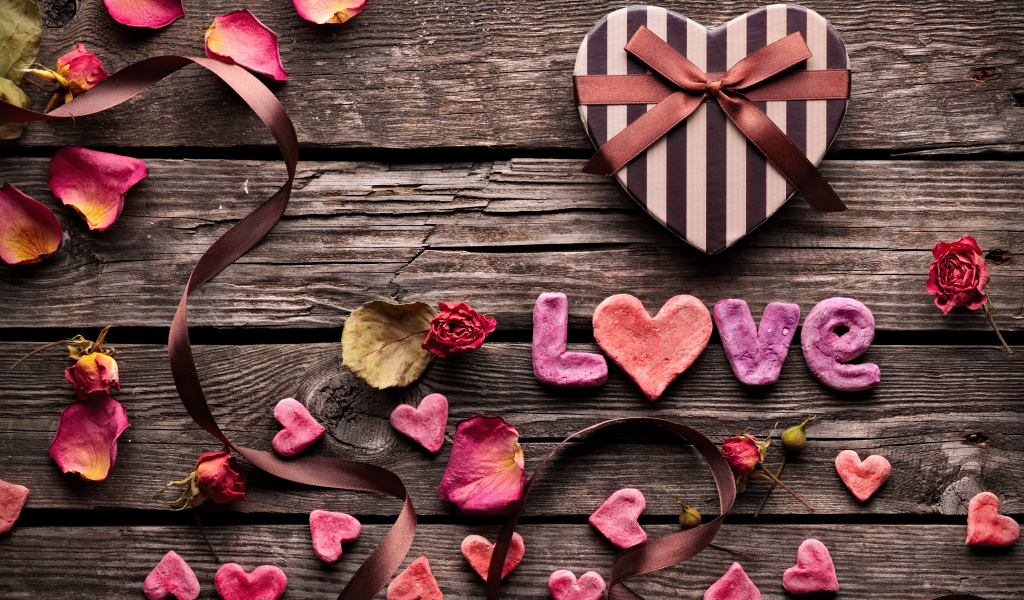 Коробка конфет, печенье и лепестки для любимой