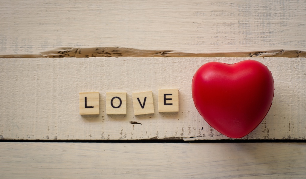 Большое красное резиновое сердце с кубиками 