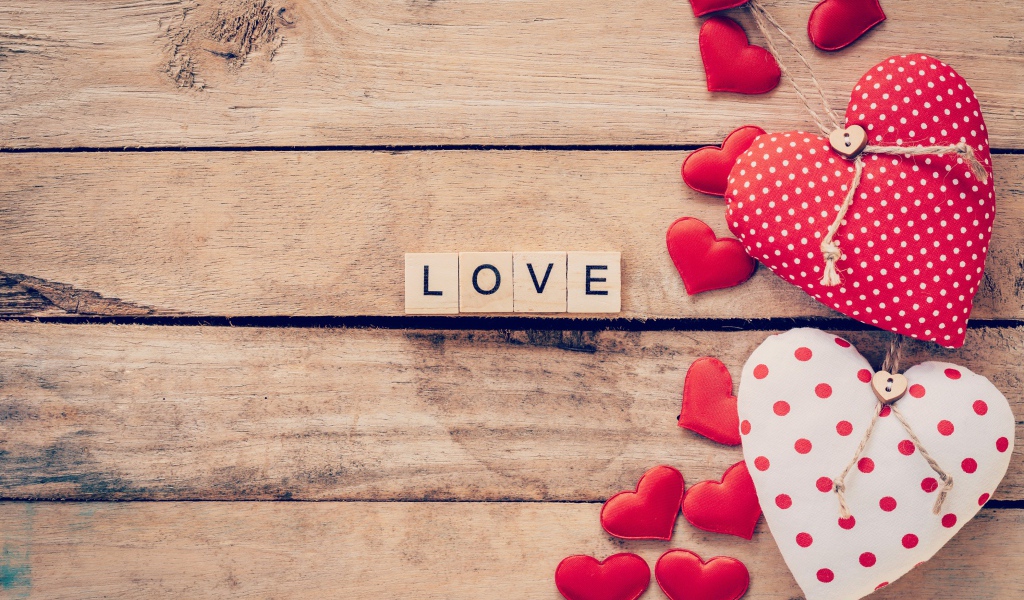 Кубики на деревянном столе с сердечками 