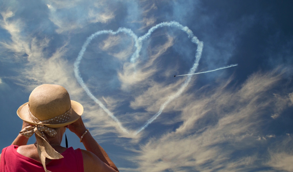 Сердце из облаков в голубом небе