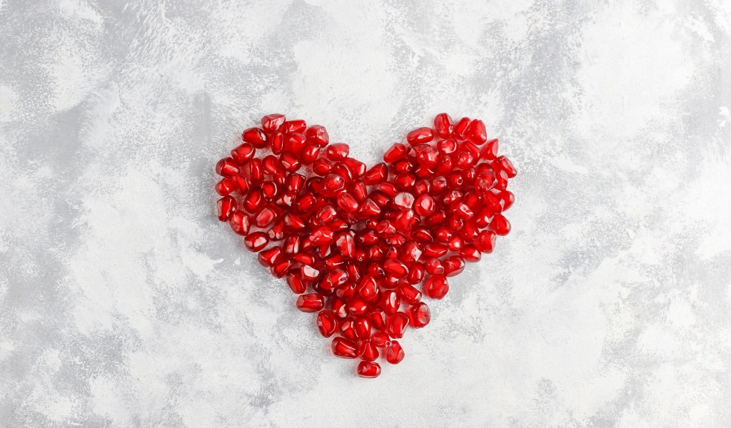 Сердце из красных зерен граната 