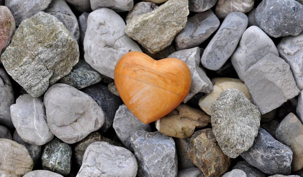 Каменное сердце лежит на камнях 