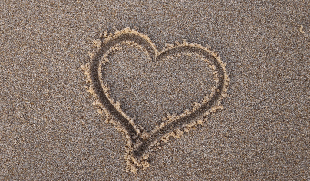 Сердце нарисовано на мокром песке 