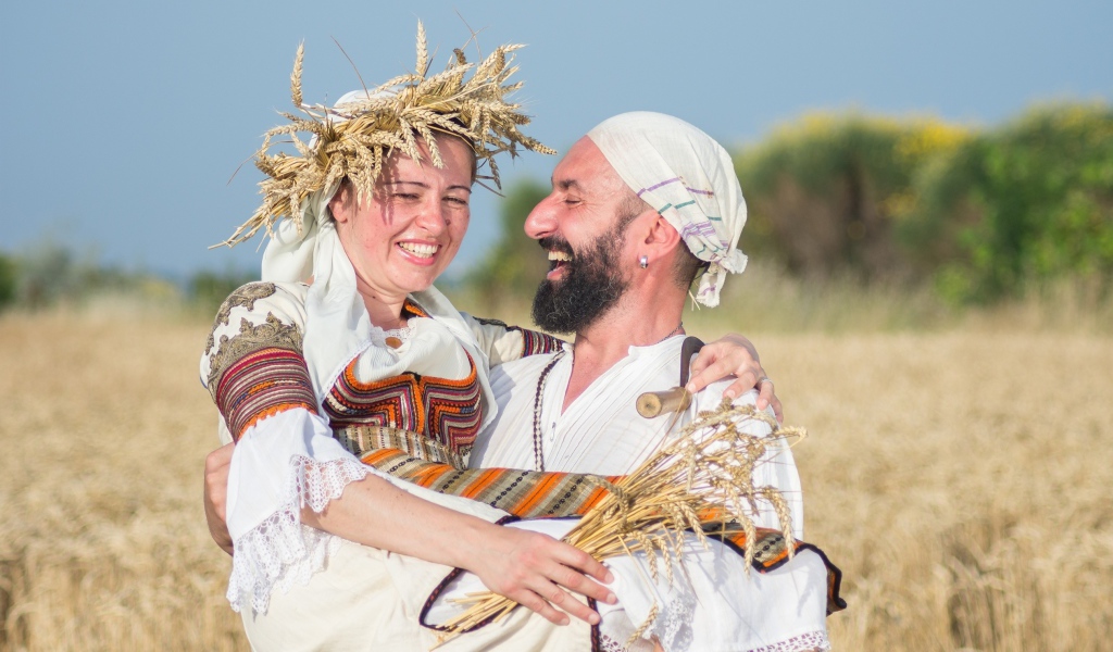 Влюбленная пара на поле с пшеницей