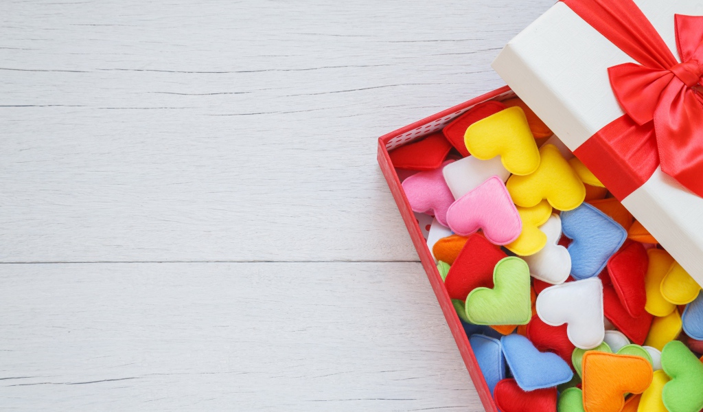 Разноцветные сердечки в коробке с бантом