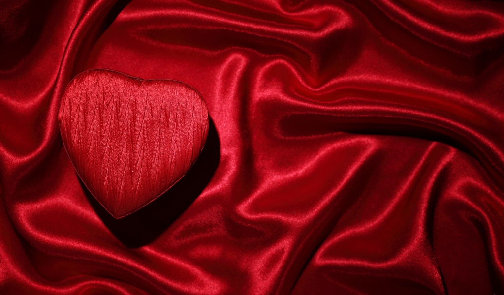 Красная атласная ткань и сердце 
