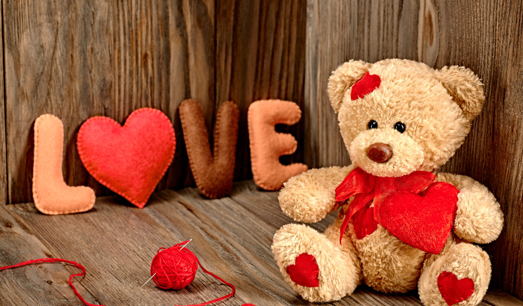 Плюшевый мишка и надпись любовь для девушки