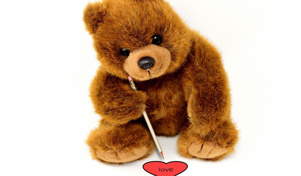 Игрушка медвежонок рисует сердце на белом фоне 