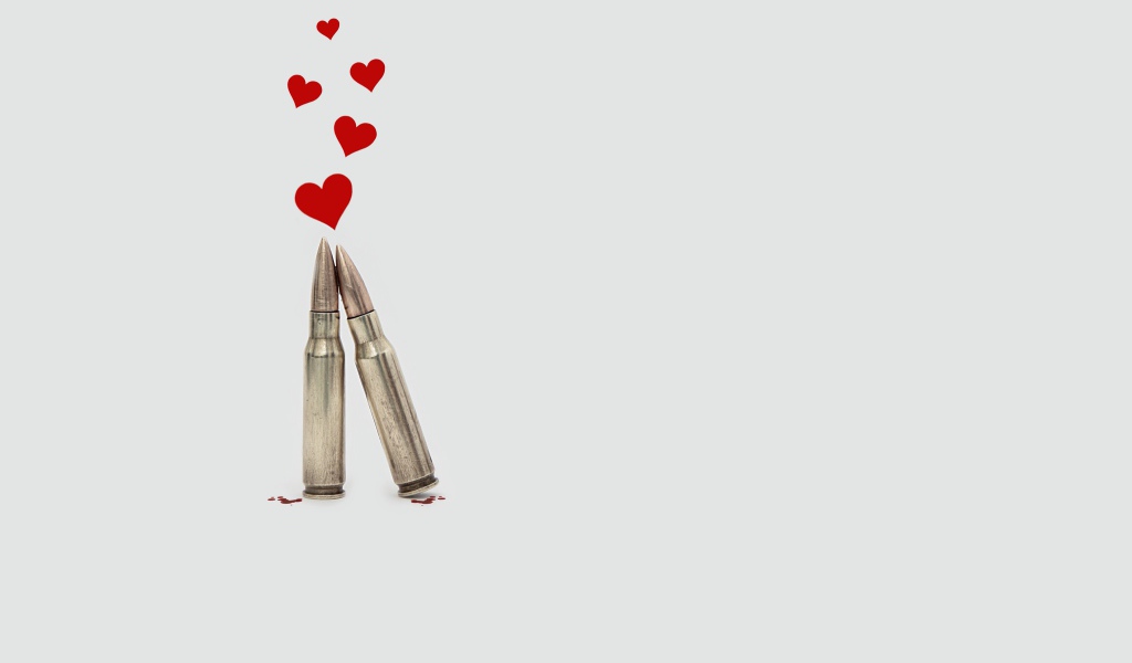 Два патрона с сердечками на сером фоне