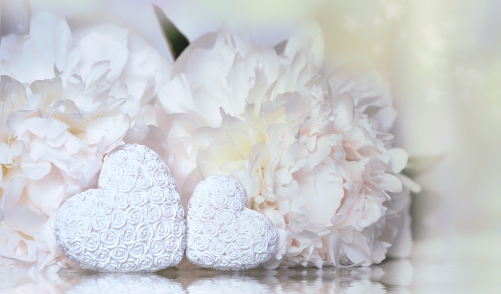 Два белых сердца с цветами пиона 