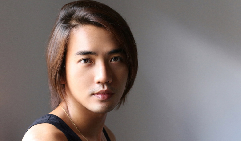 Кареглазый мужчина на сером фоне