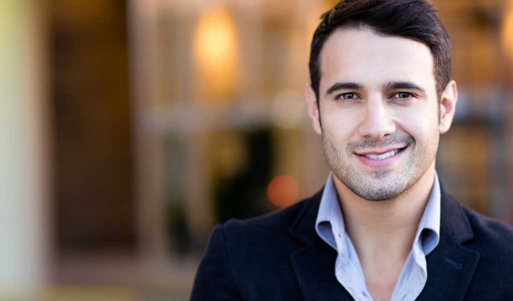 Милая улыбка на лице стильного мужчины 