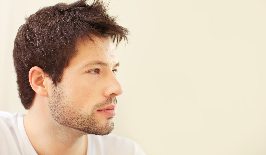 Красивый кареглазый мужчина со щетиной на лице 