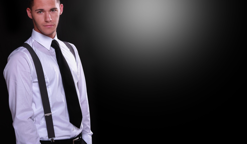 Красивый парень в белой рубашке на черном фоне 
