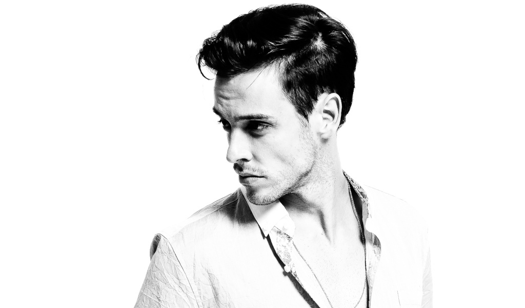 Красивый мужчина модель на белом фоне 