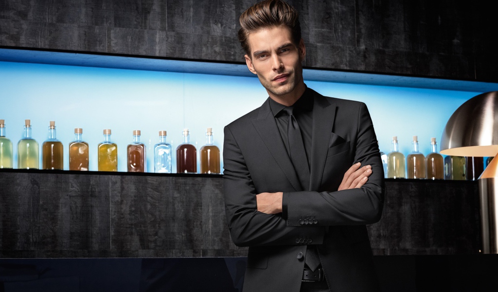 Красивый мужчина в костюме у бара 