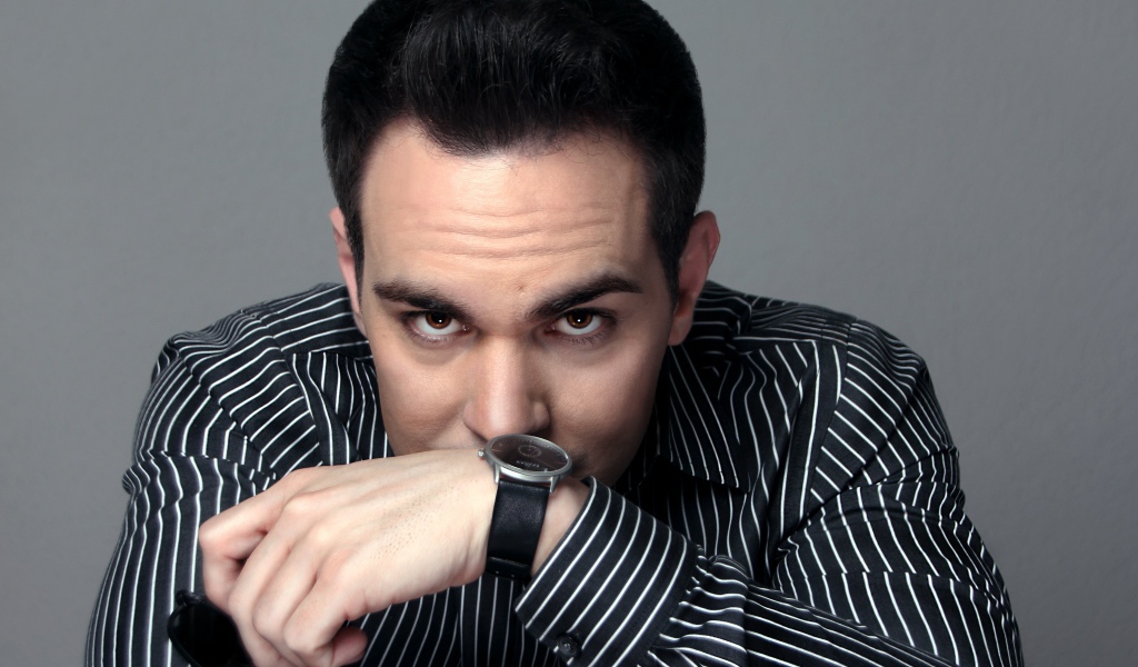 Красивый мужчина с часами на руке 