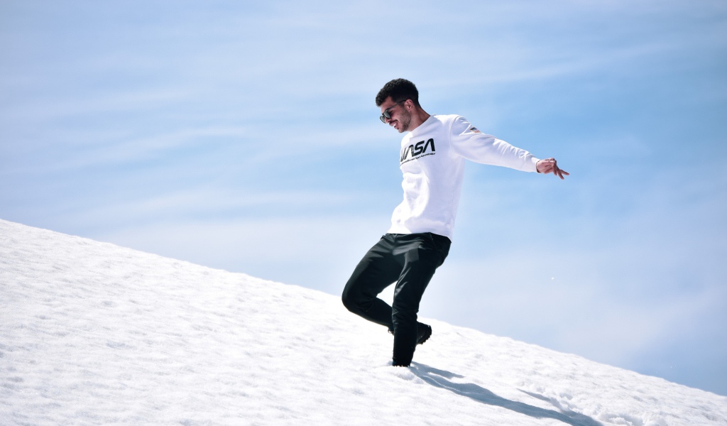 Счастливый мужчина на заснеженном склоне 