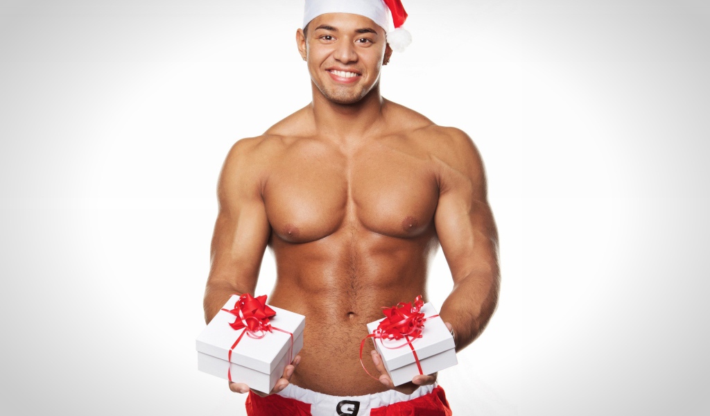 Накаченный мужчина в новогоднем костюме с подарками 