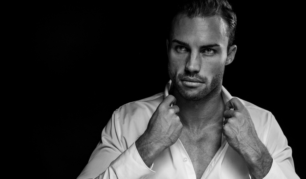 Стильный брутальный мужчина в белой рубашке 