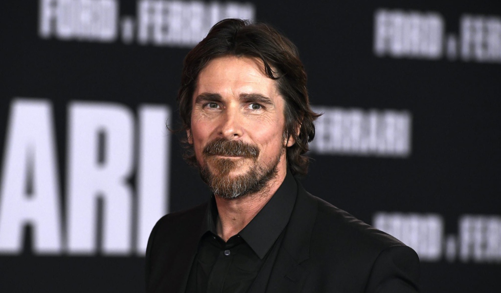 Актер Кристиан Бэйл в черном костюме