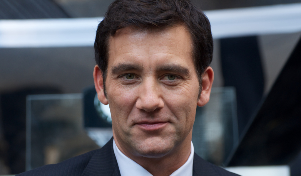 Актер Клайв Оуэн крупным планом